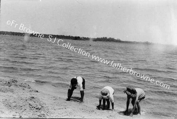 ON SWAN RIVER , NEAR PERTH : CHILDREN ON BEACH